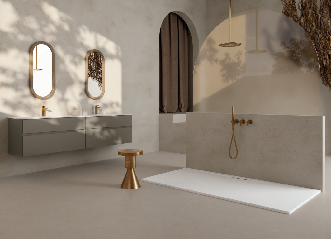 Plato de ducha en baño con arco decorativo